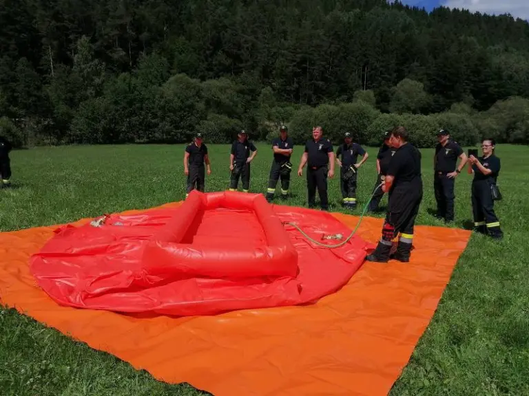 Übung mit Löschwasserbehälter