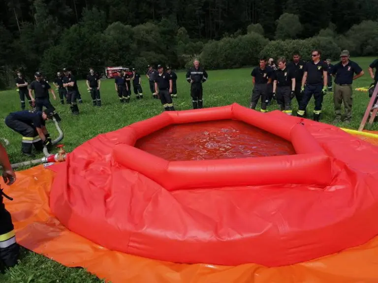 Übung mit Löschwasserbehälter