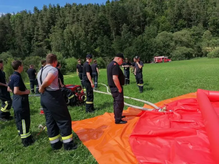 Übung mit Löschwasserbehälter