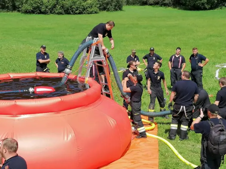 Übung mit Löschwasserbehälter