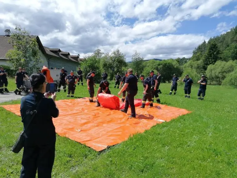 Übung mit Löschwasserbehälter
