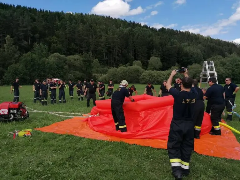 Übung mit Löschwasserbehälter