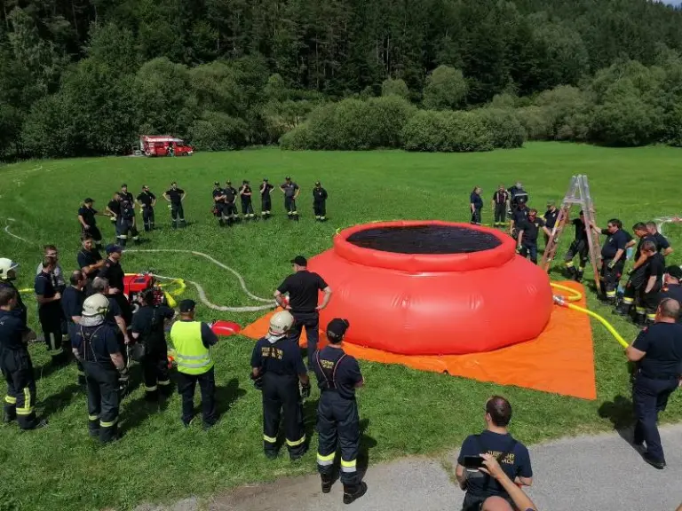 Übung mit Löschwasserbehälter