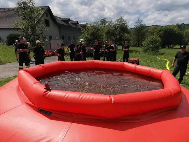Übung mit Löschwasserbehälter