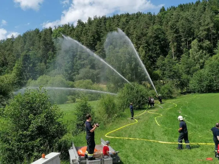 Übung mit Löschwasserbehälter