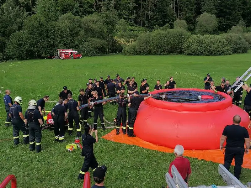Übung mit Löschwasserbehälter