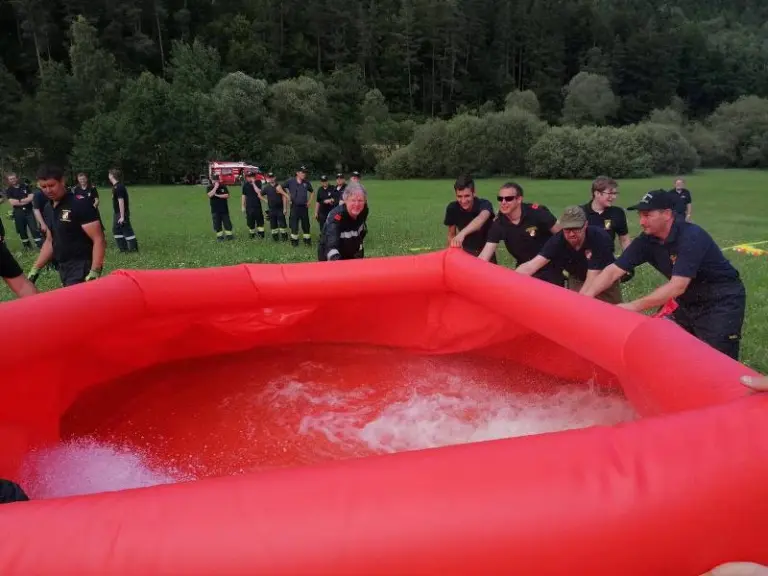 Übung mit Löschwasserbehälter