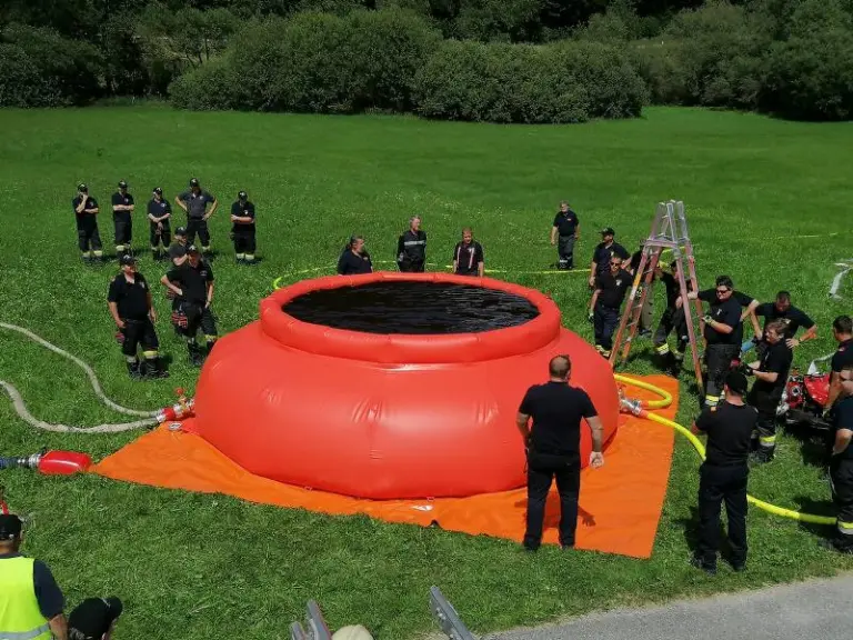 Übung mit Löschwasserbehälter