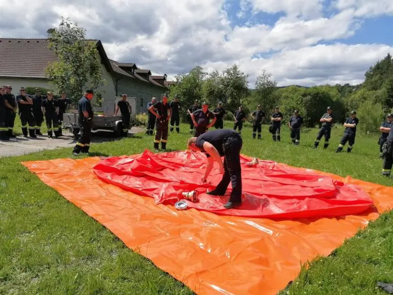 Übung mit Löschwasserbehälter