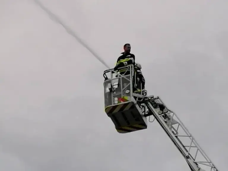 Übung mit der Drehleiter Wultschau