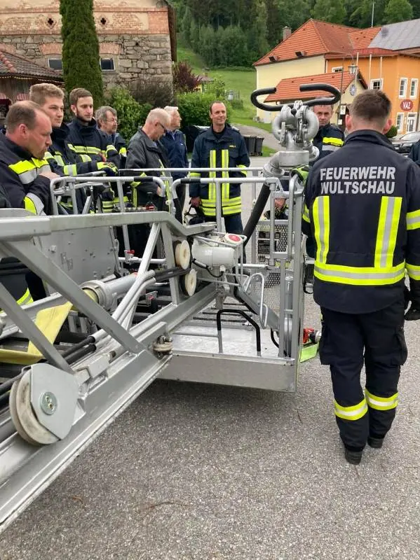 Übung mit der Drehleiter Wultschau