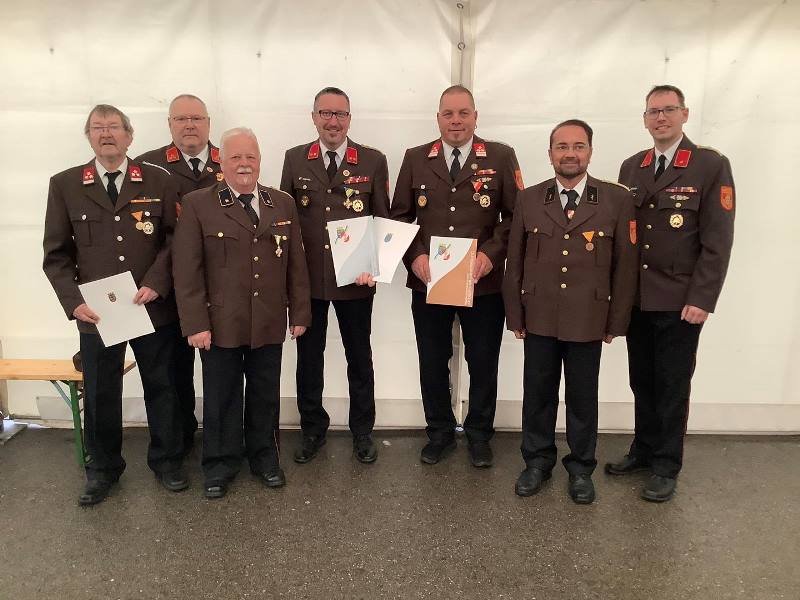 Mitglieder der Feuerwehr Harmanschlag bei einer Ehrung am Abschnittsfeuerwehrtag.
